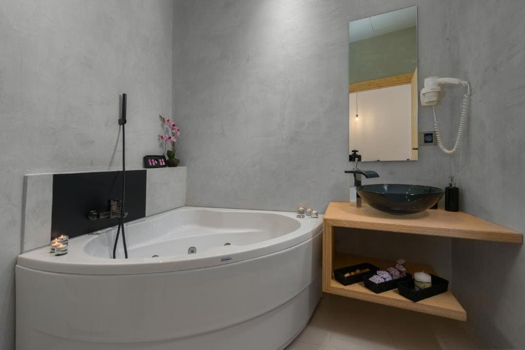 Superior Suite with Hot Tub room - Image 2