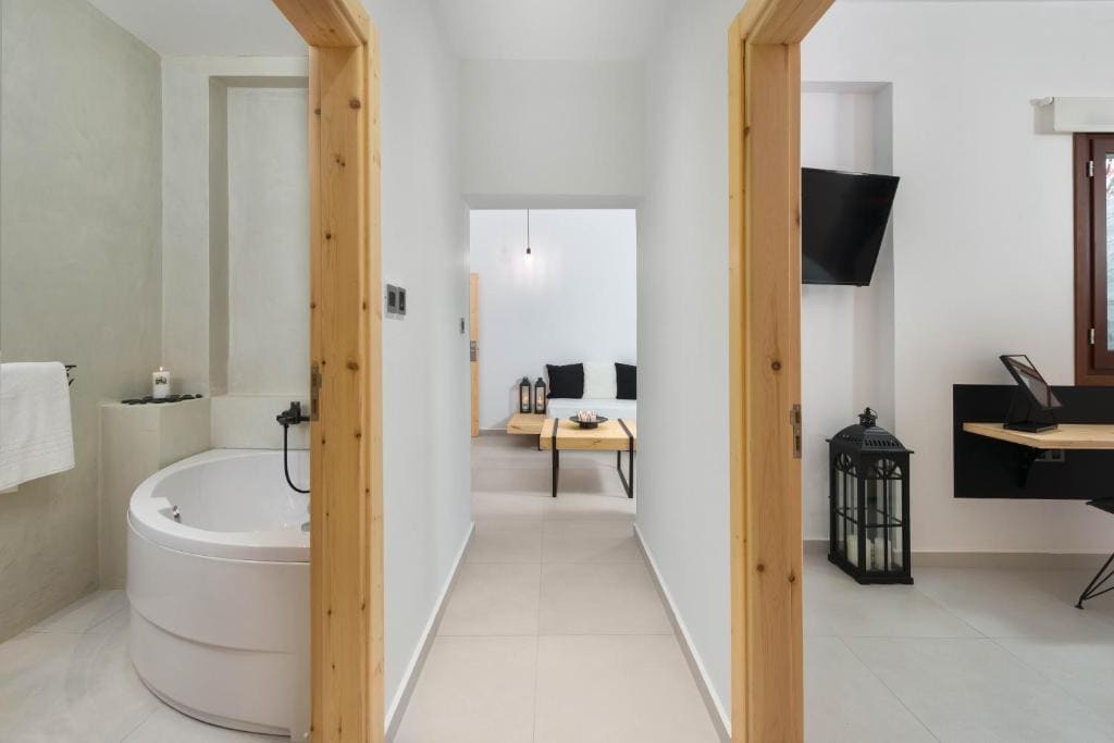 Superior Suite with Hot Tub room - Image 3