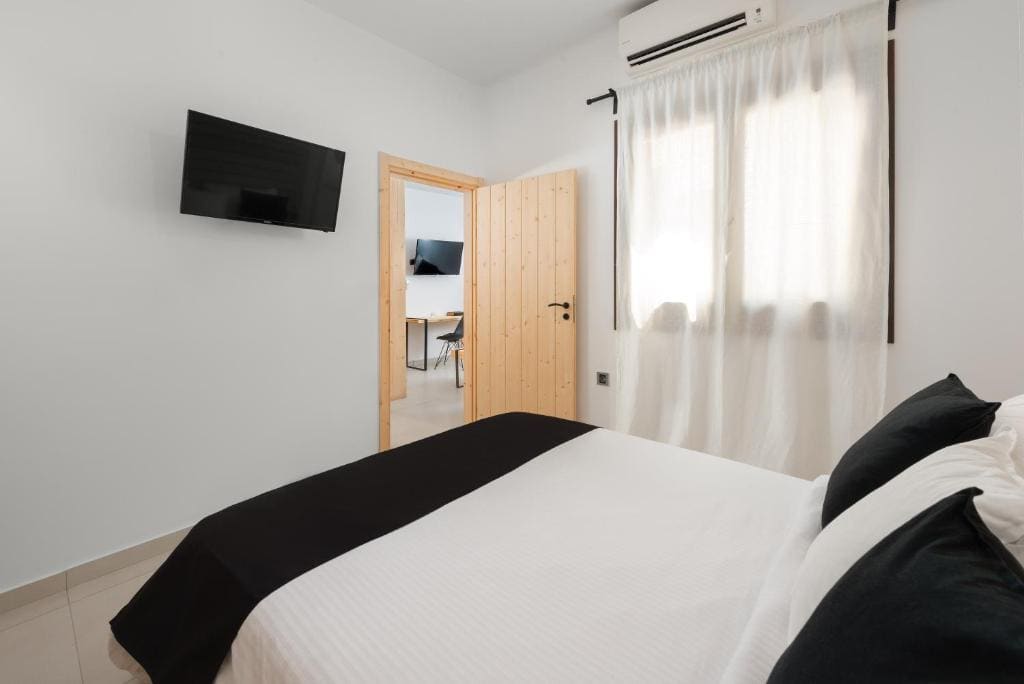 Deluxe Suite with Hot Tub room - Image 3