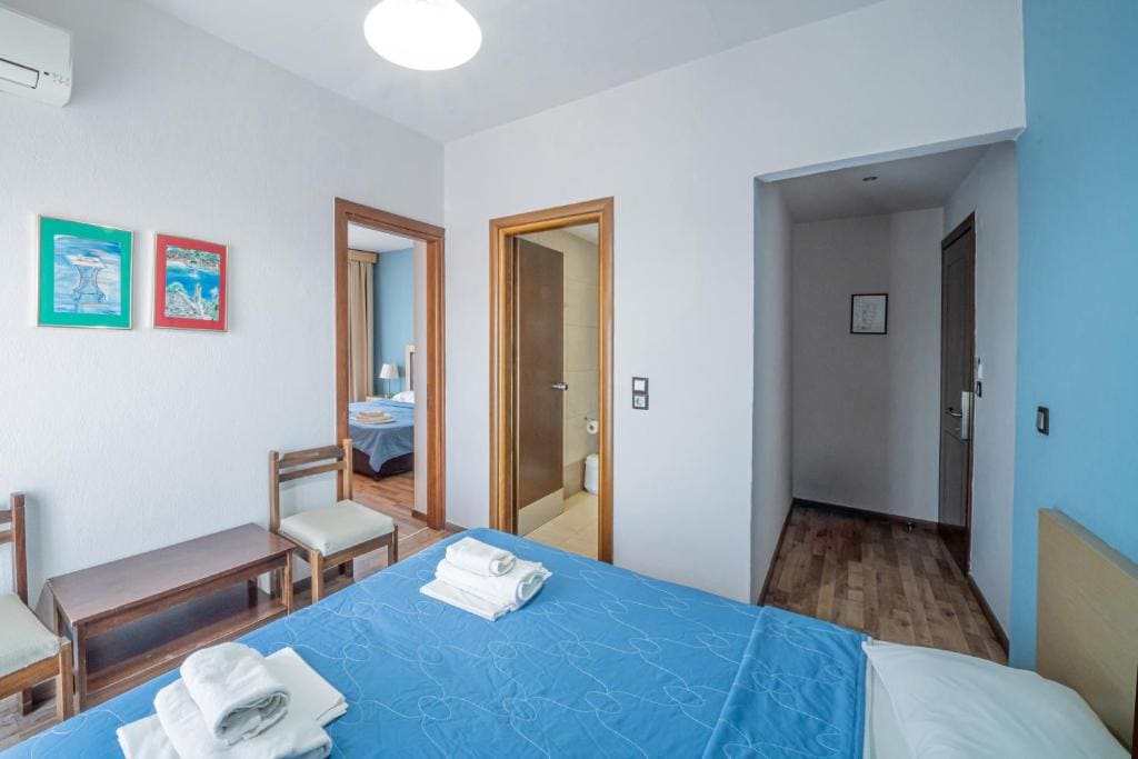 Standard Family Room room - Image 2