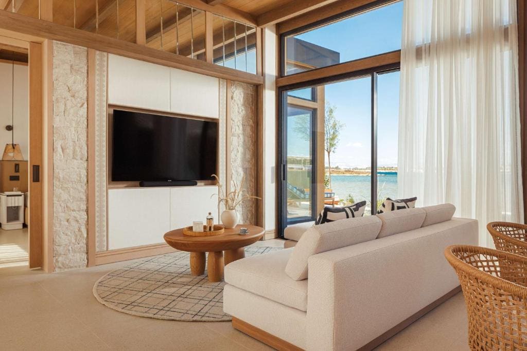 Riviera Suite - Seafront with private pool room - Image 2