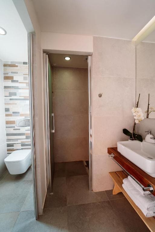 Double Room with Pool View room - Image 2