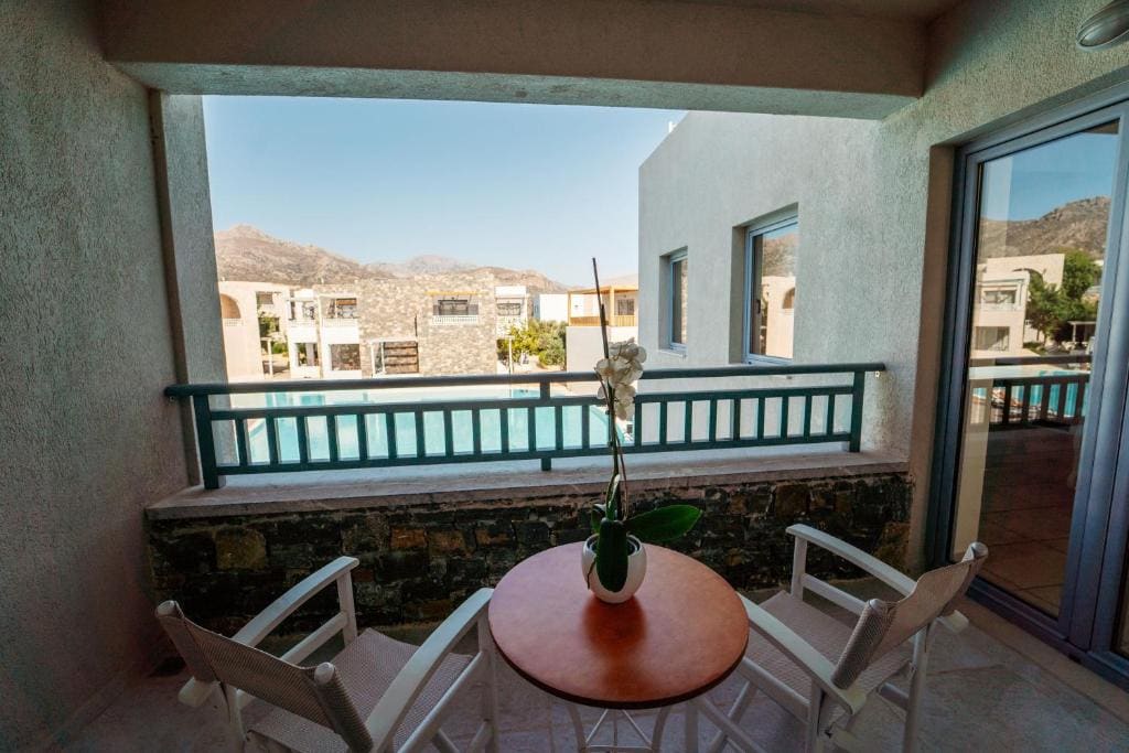 Double Room with Pool View room - Image 3