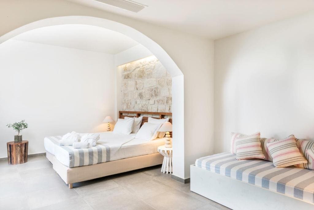Superior Double or Twin Room with Pool View room - Image 2