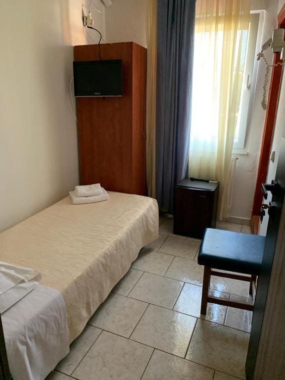 Small Single Room room - Image 2