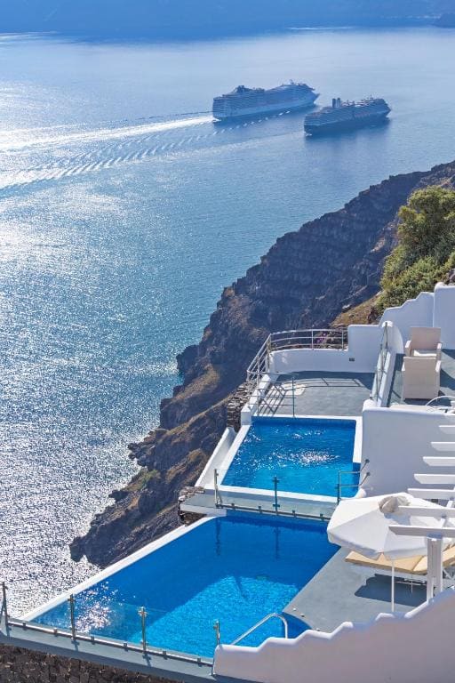 Angels infinity pool suite room - Image 3