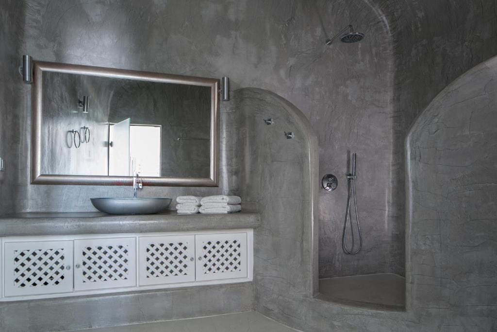 Angels infinity pool suite room - Image 1
