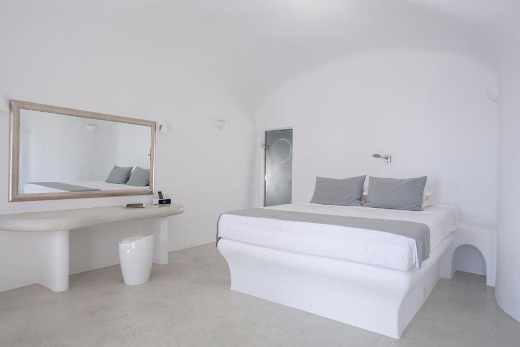 Angels infinity pool suite room - Image 2