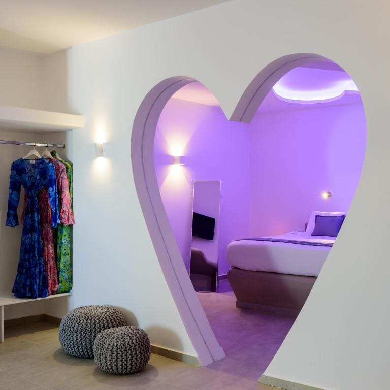Heart Plunge Pool Suite room - Image 2