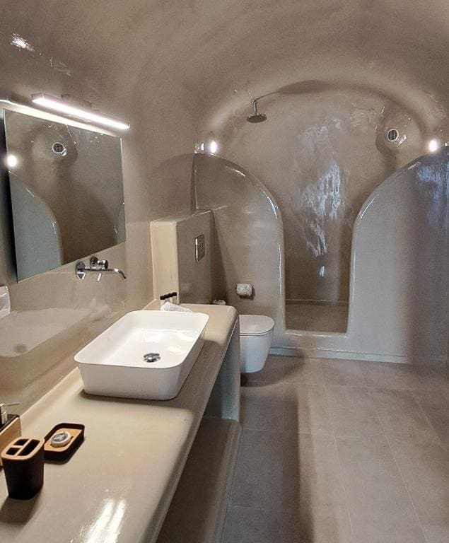 Heart Plunge Pool Suite room - Image 1