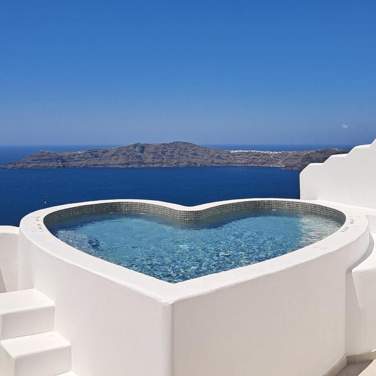 Heart Plunge Pool Suite room - Image 3