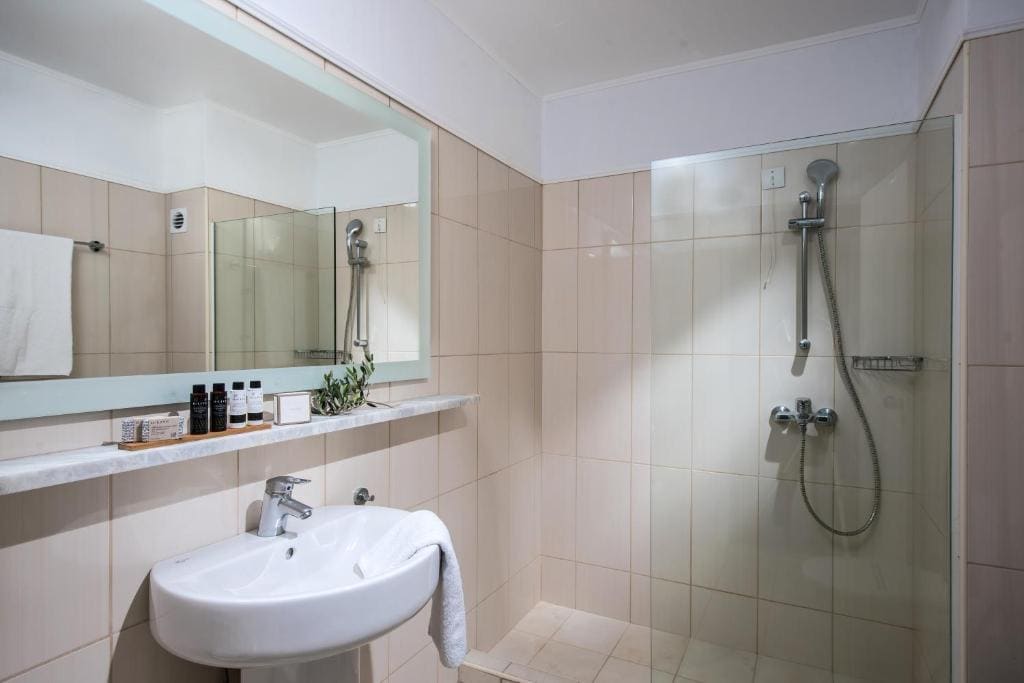 Double or Twin Room with Sea View room - Image 3