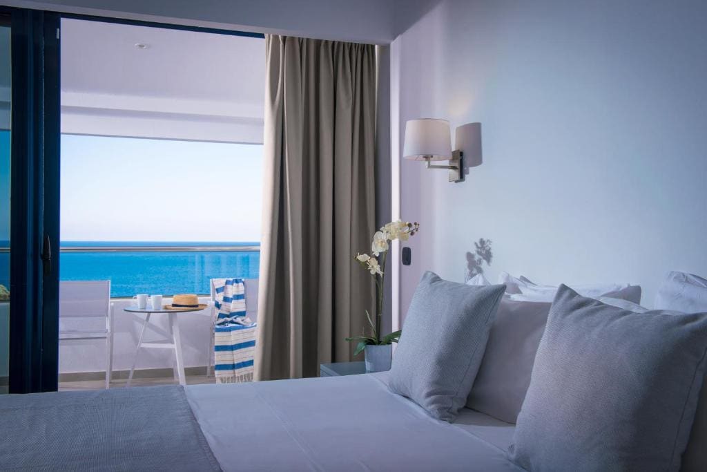 Superior Double Room with Sea View room - Image 3