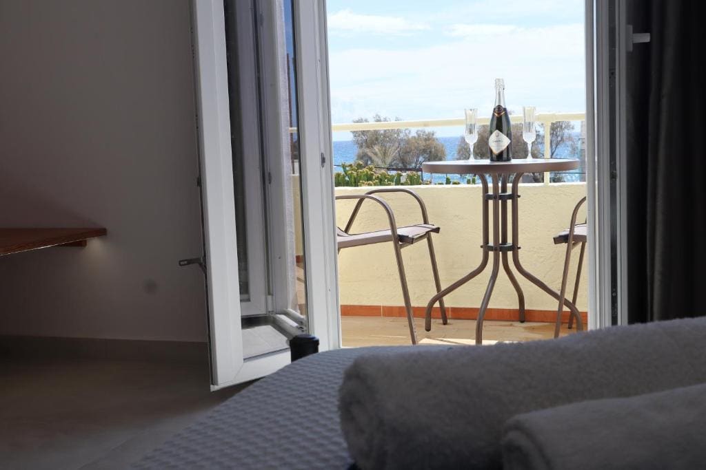 Deluxe Double Room with Balcony and Sea View room - Image 2