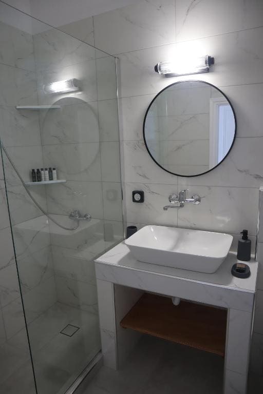 Deluxe Triple Room with Sea View room - Image 2