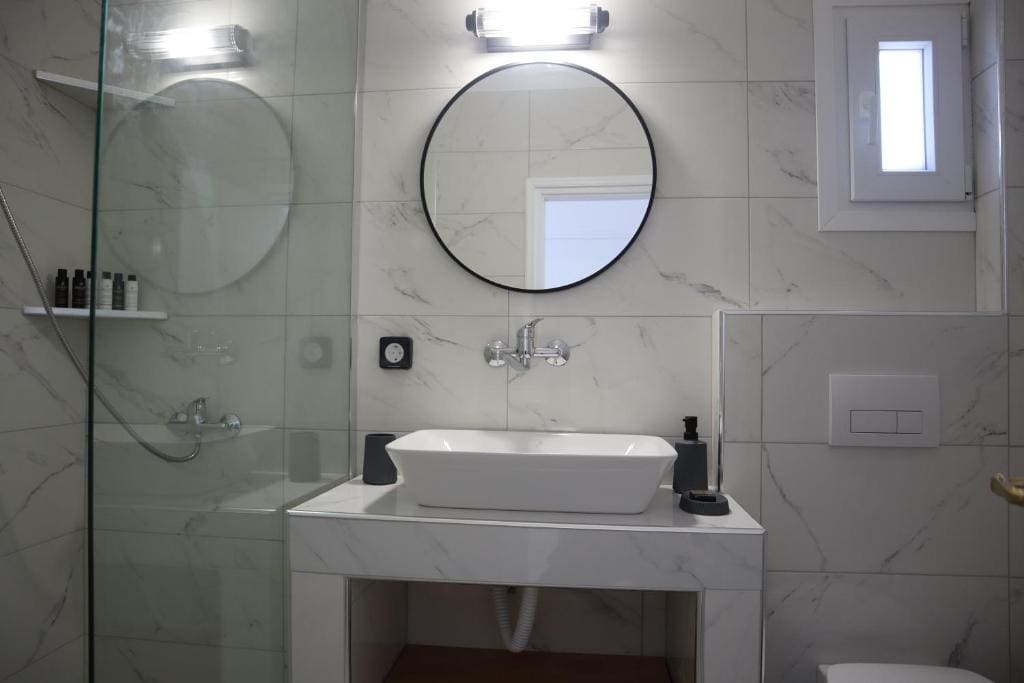 Deluxe Triple Room with Sea View room - Image 1
