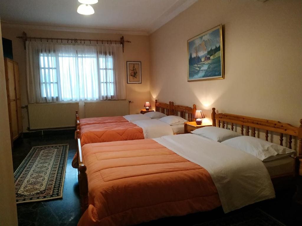 Classic Quadruple Room room - Image 3