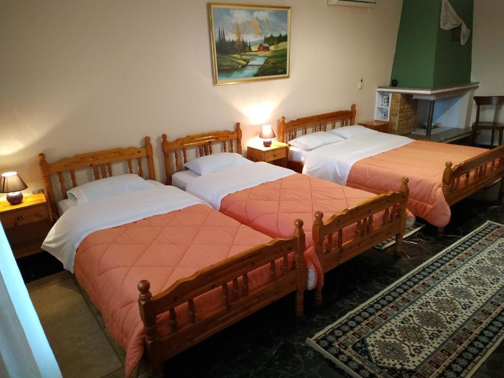 Classic Quadruple Room room - Image 2