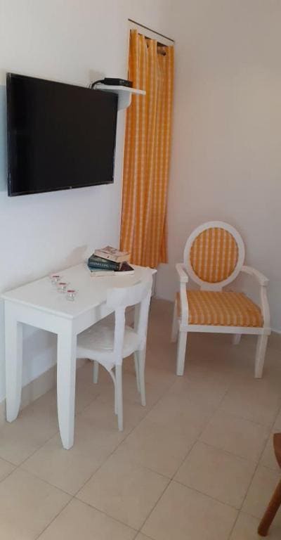 Traditional Family Room room - Image 2