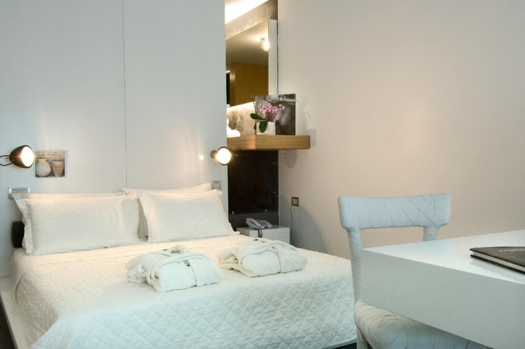 Modern Junior Art Suite room - Image 1