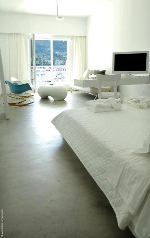 Modern Junior Art Suite room - Image 2
