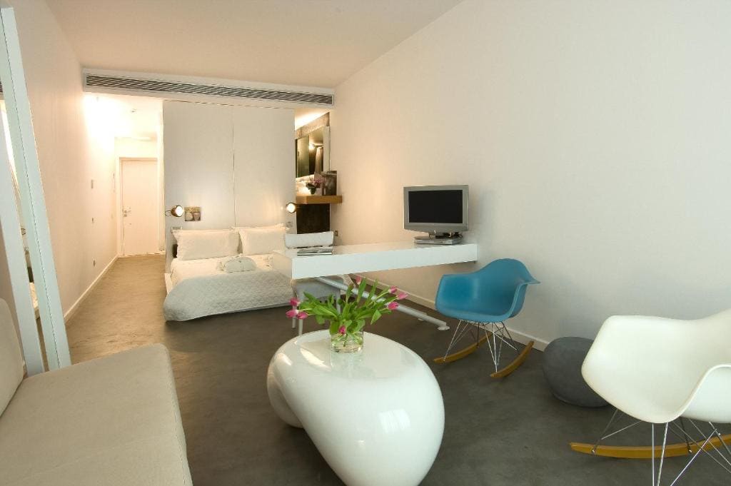 Modern Junior Art Suite room - Image 3