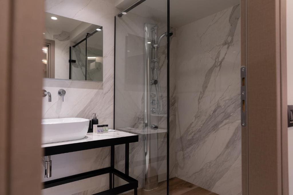 Deluxe Family Suite with City View & Balcony room - Image 3
