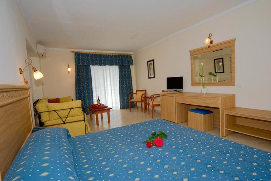Superior Family Room room - Image 2