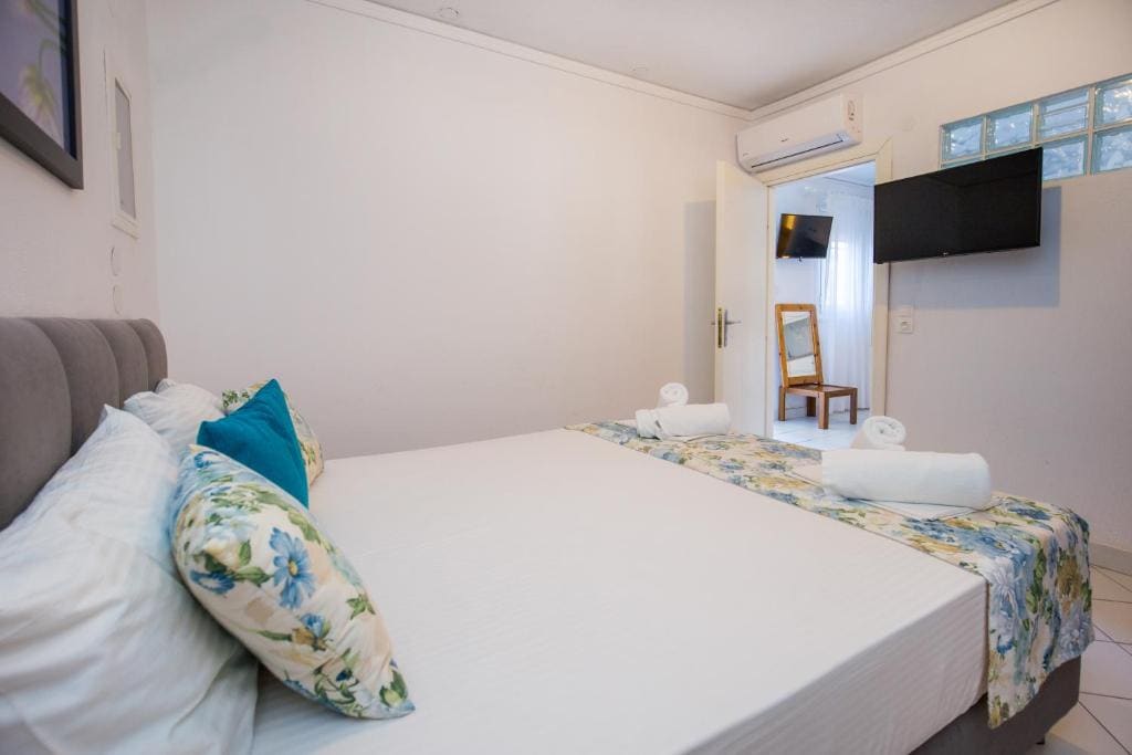 Economy Ground-Floor Apartment room - Image 1