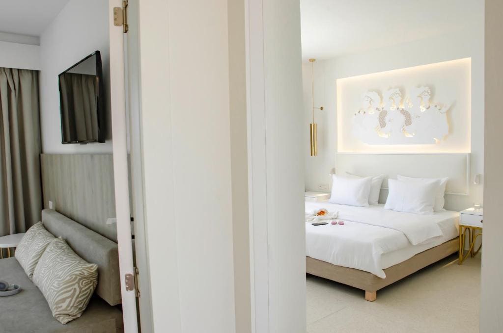 Superior Family Room room - Image 3