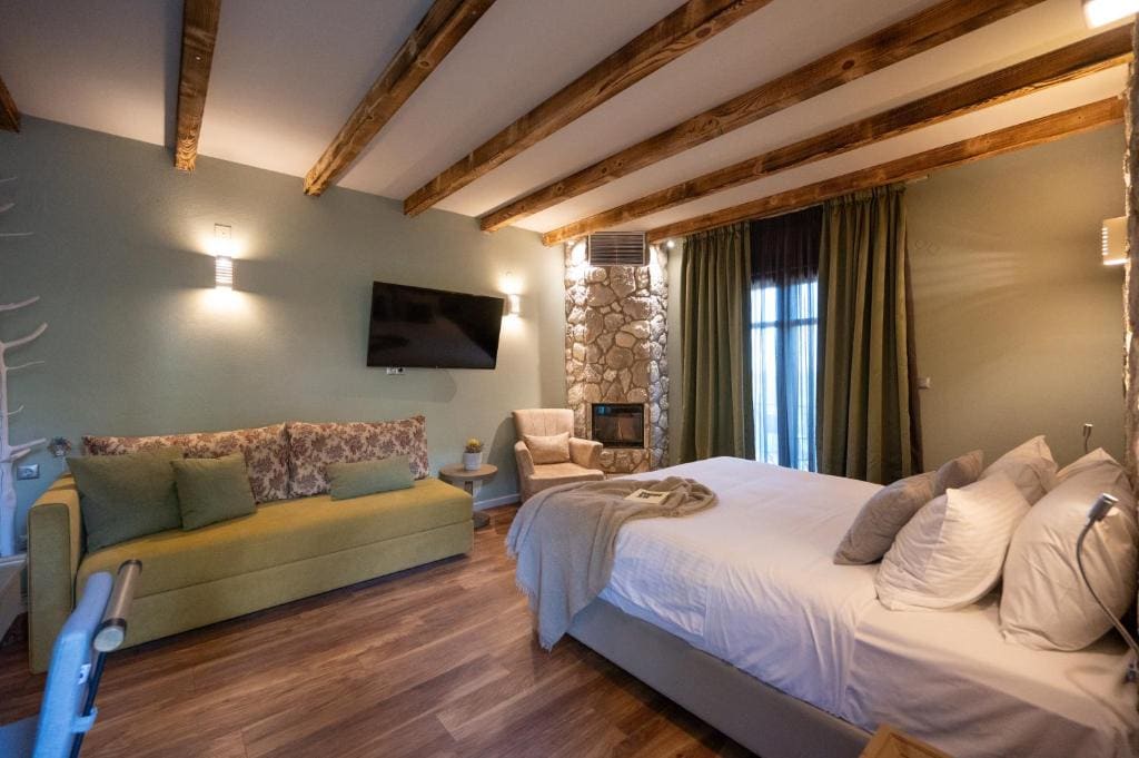 Standard Family Room room - Image 2