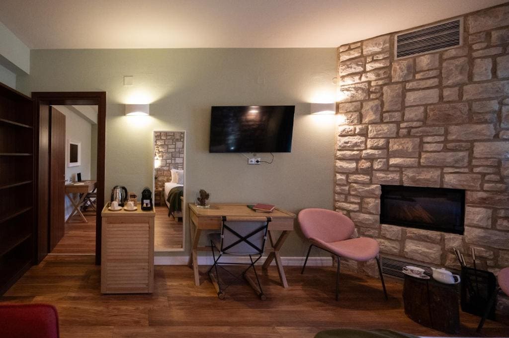 Superior Family Room room - Image 2