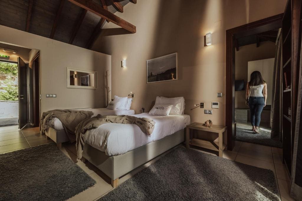 Deluxe Double Room with Balcony room - Image 3