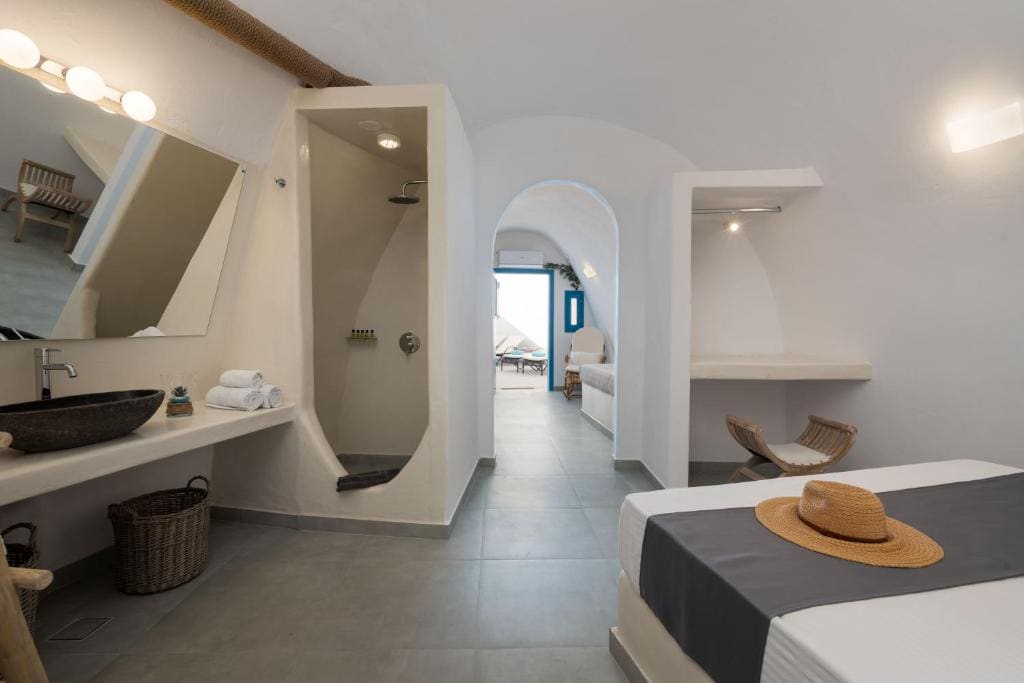 Cave Grand Suite with shared pool room - Image 2