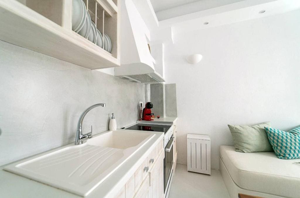 Honeymoon suite with private outdoor jetted tub & Panoramic View room - Image 2