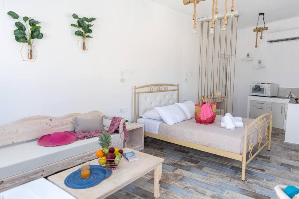 Superior Suite with private outdoor jetted tub & sea view room - Image 2