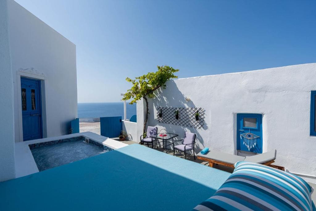 Deluxe Suite with private outdoor jetted tub & Sea View room - Image 1