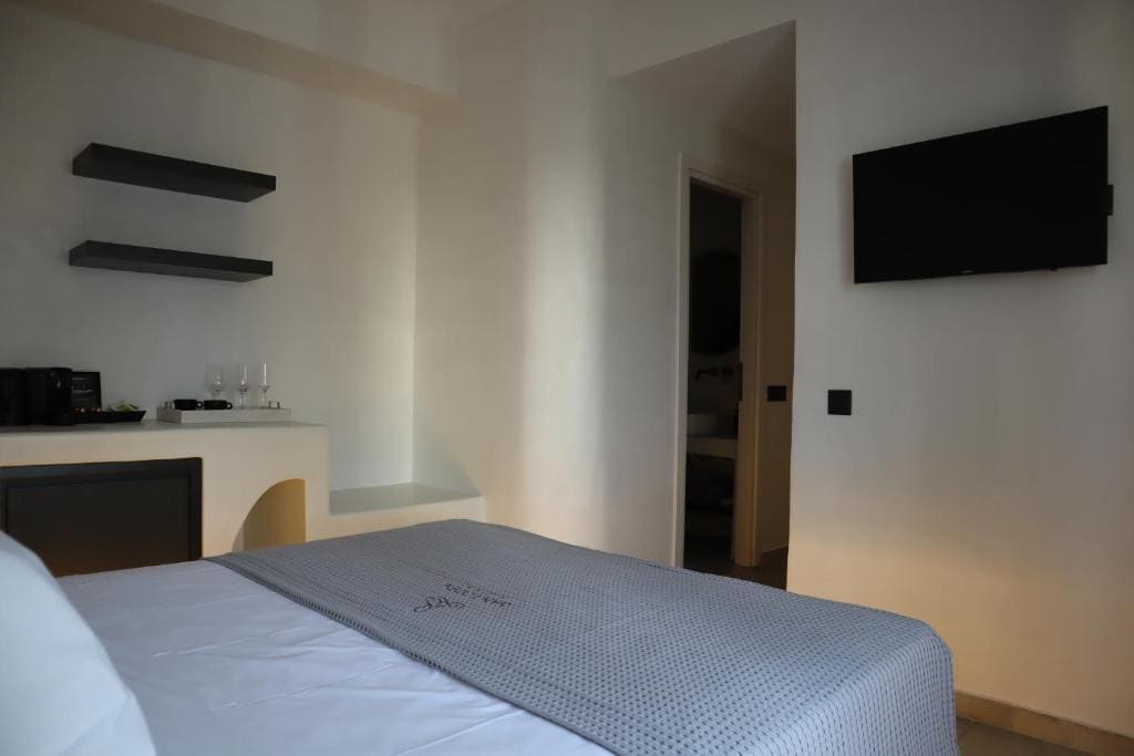 Deluxe Double Room with Balcony room - Image 1