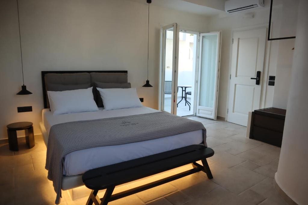 Deluxe Double Room with Balcony room - Image 3