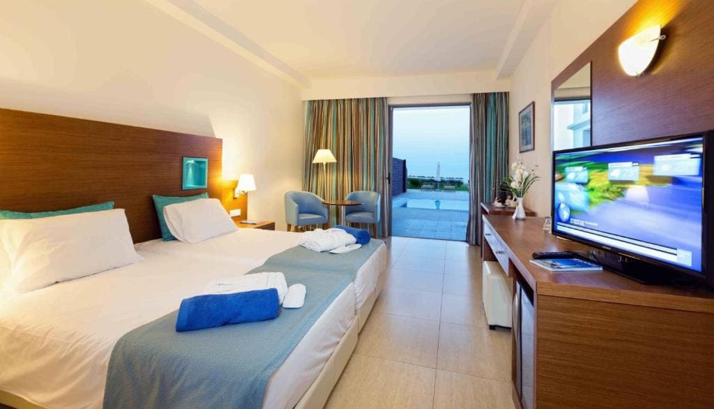 Junior Suite with Sea View and Shared Pool room - Image 3