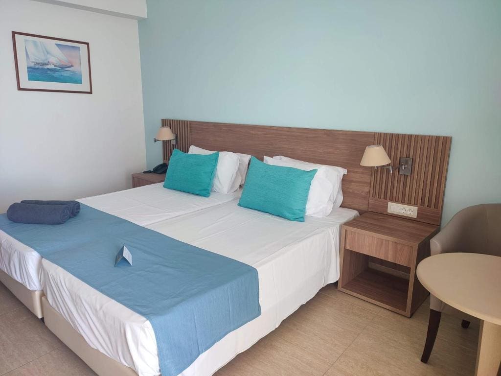 Junior Suite with Sea View and Shared Pool room - Image 2