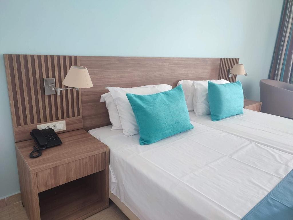 Junior Suite with Sea View and Shared Pool room - Image 1