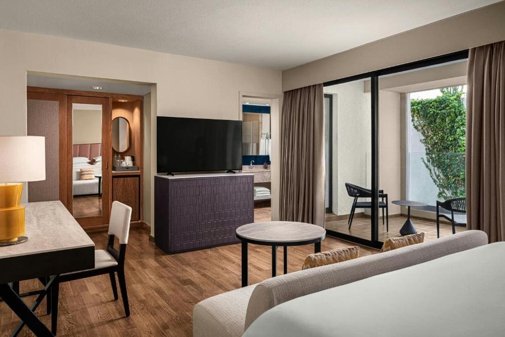 Junior King Suite with Mountain View room - Image 3