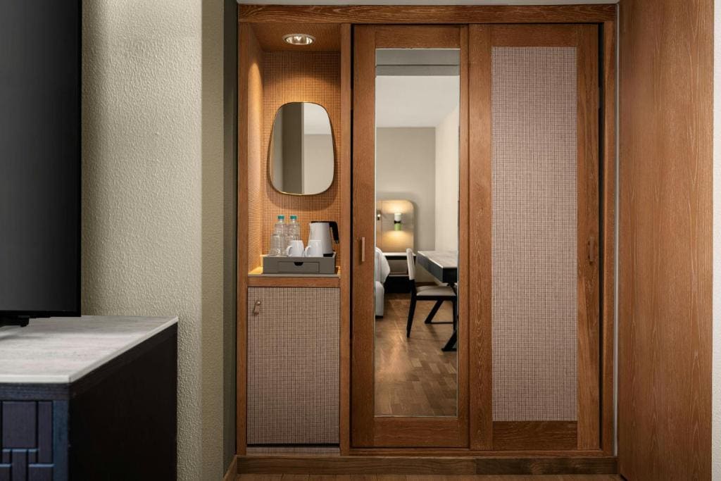 Junior Suite, 1 Bedroom Junior Suite, 1 King, Sea view room - Image 3