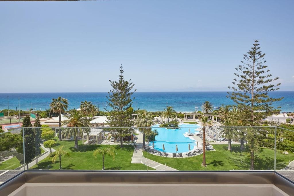 Premium King Room with Balcony and Sea View room - Image 3
