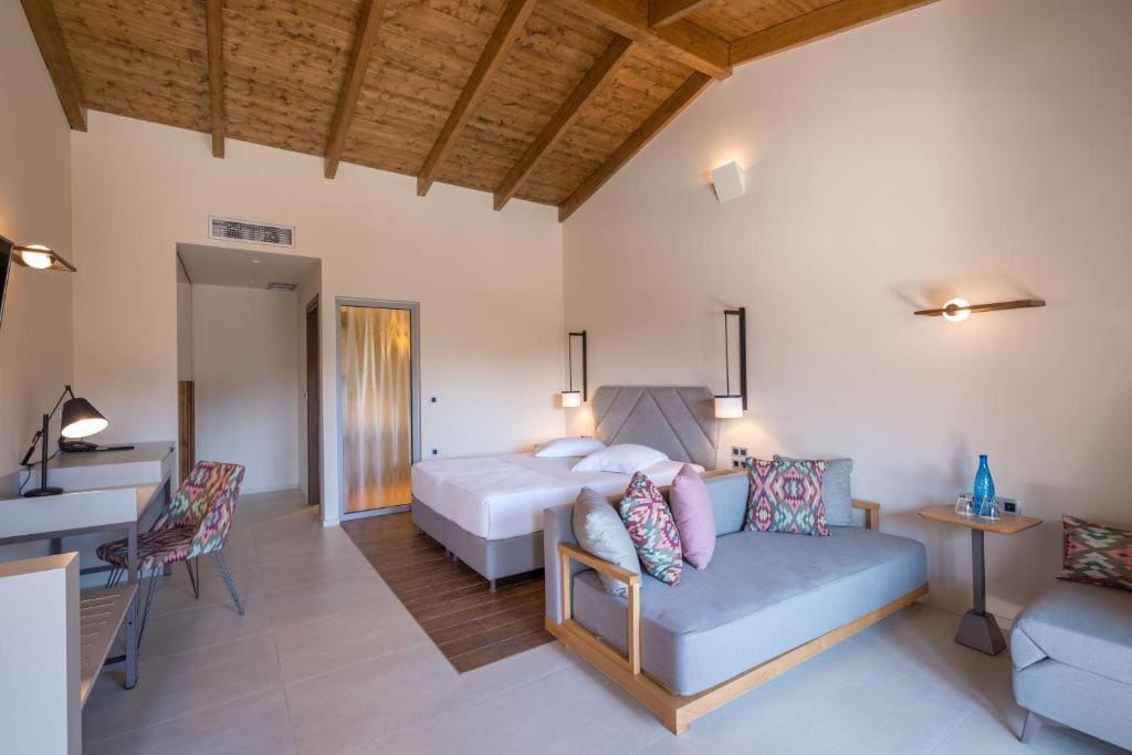 Deluxe Junior Suite with Mountain View room - Image 2