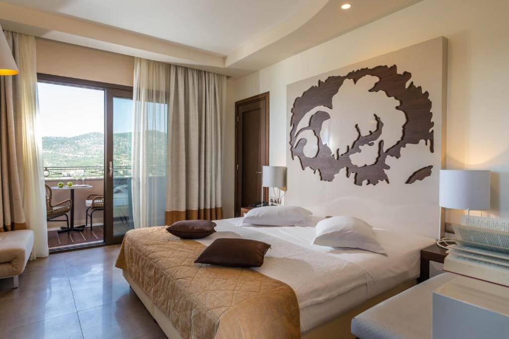 Superior Double Room with Partial Sea View room - Image 2