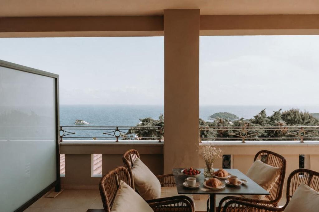Deluxe Double Room with Sea View room - Image 3