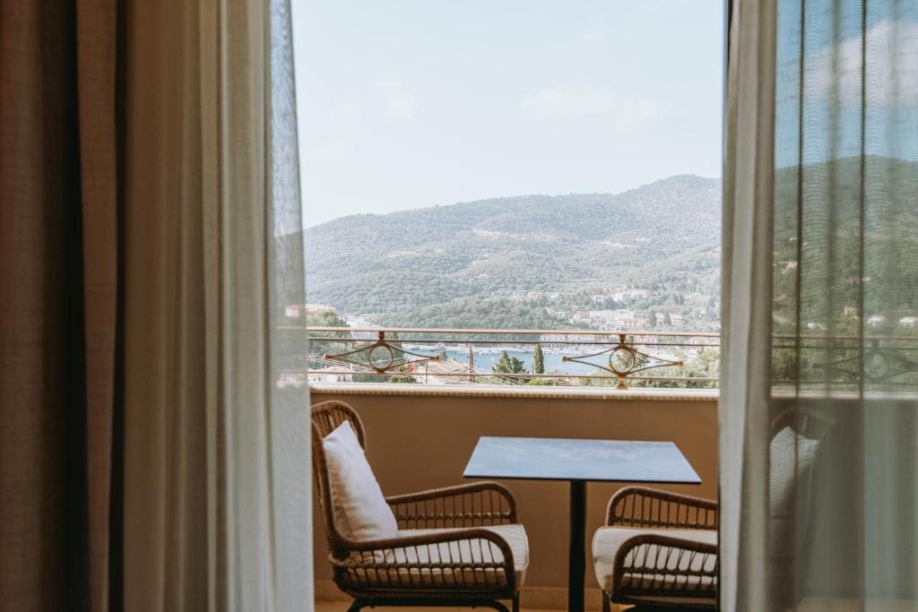 Superior Double Room with Partial Sea View room - Image 3