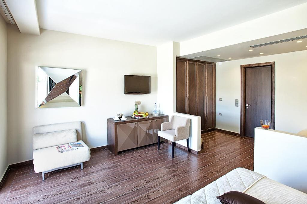 Deluxe Junior Suite with Mountain View room - Image 3